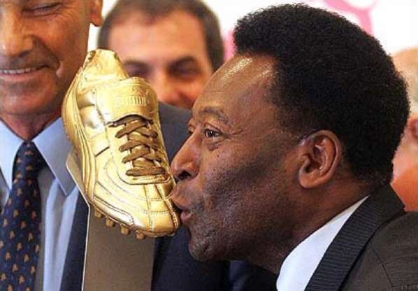 Pelé pone en venta sus logros