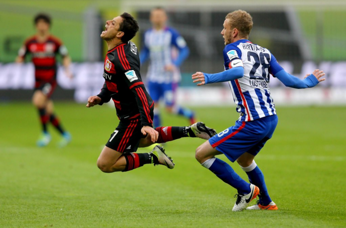 Bayer Leverkusen gana 2-1 al Hertha, Chicharito luce en la victoria