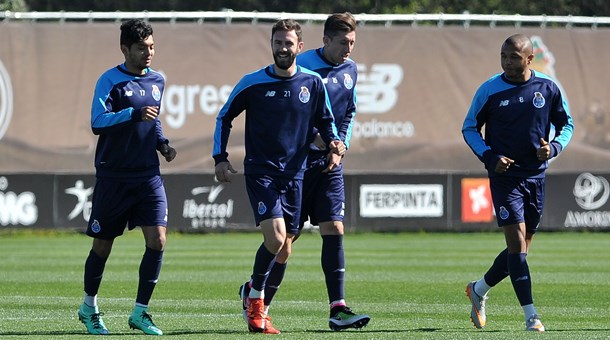 Layún supera sus lesiones y vuelve a entrenar con el FC Porto