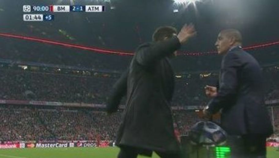 Simeone se vuelve loco y agrade a su asistente en el partido ante el Bayern Múnich