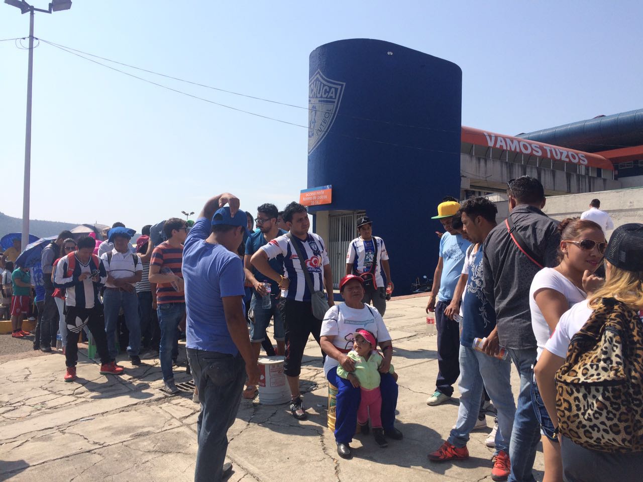 Aficionados en Pachuca ‘disputan su final’ para conseguir un boleto (video)
