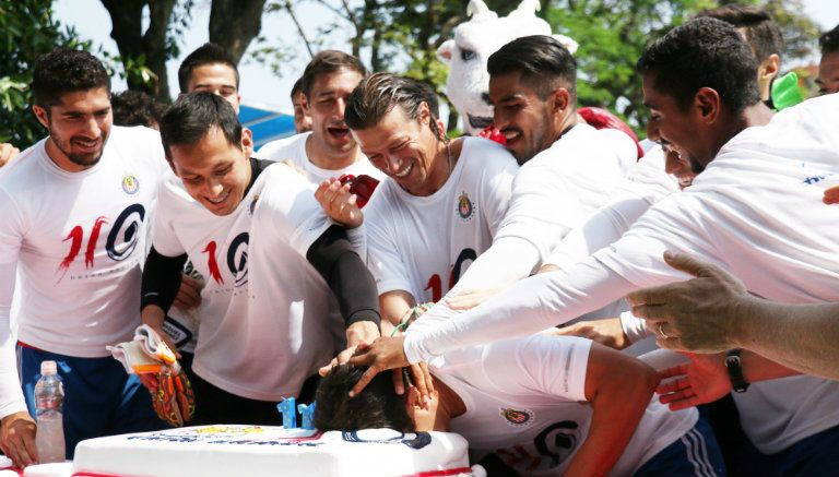 Chivas festeja su 110 aniversario a pastelazos (video)