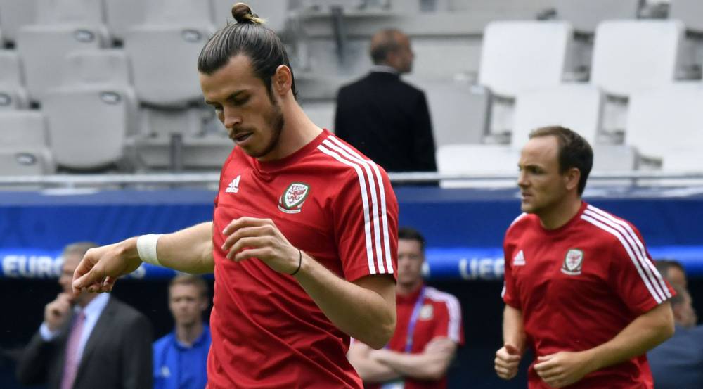 Gareth Bale le rompe la nariz a un aficionado en el calentamiento ante Eslovaquia