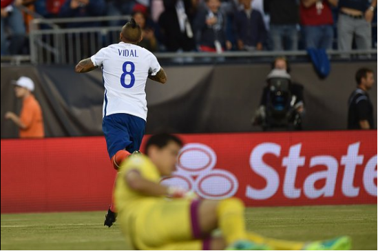 El campeón Chile sigue con vida gracias a polémico triunfo