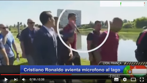 Cristiano Ronaldo arrebata micrófono a reportero y lo avienta al agua (video)