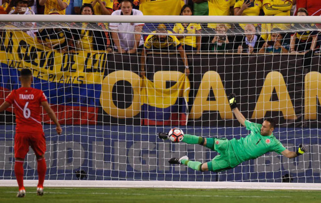 En serie de penaltis, Colombia pasa sobre Perú gracias a David Ospina
