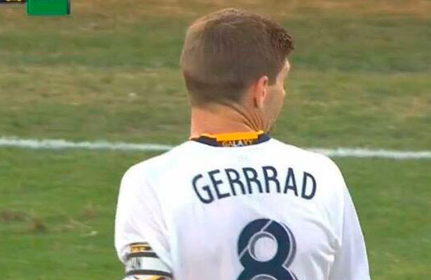 Steven Gerrard usa camiseta con error ortográfico