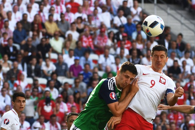 Con un Lewandowski maniatado, Polonia le gana a la debutante Irlanda