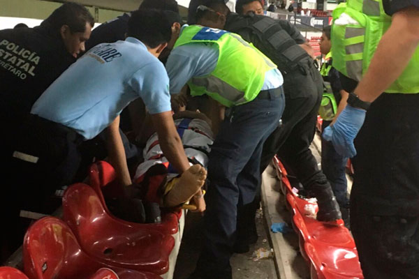 Por tomarse una selfie, aficionados caen de las gradas del Estadio La Corregidora