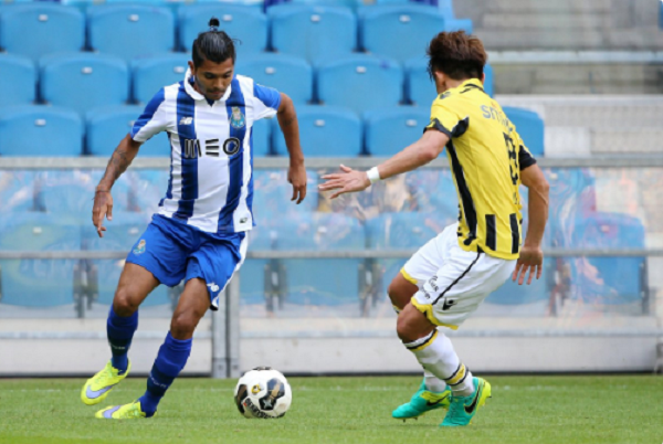 Con gol de Jesús Corona, el FC Porto remonta y vence al Vitesse