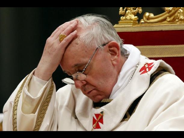 El Papa Francisco cae en una misa en Polonia (video)