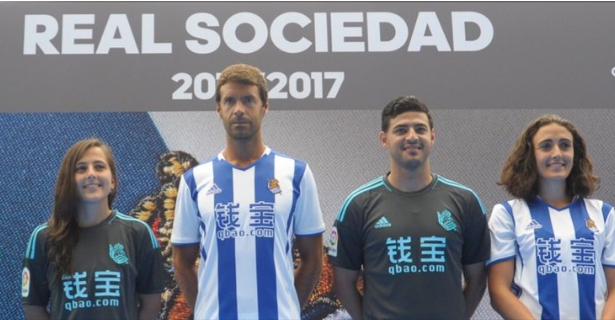Carlos Vela presenta los nuevos uniformes de la Real Sociedad