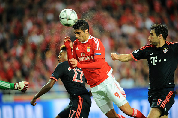 Benfica rechazó una oferta del futbol chino de 30 millones de euros por Raúl Jiménez