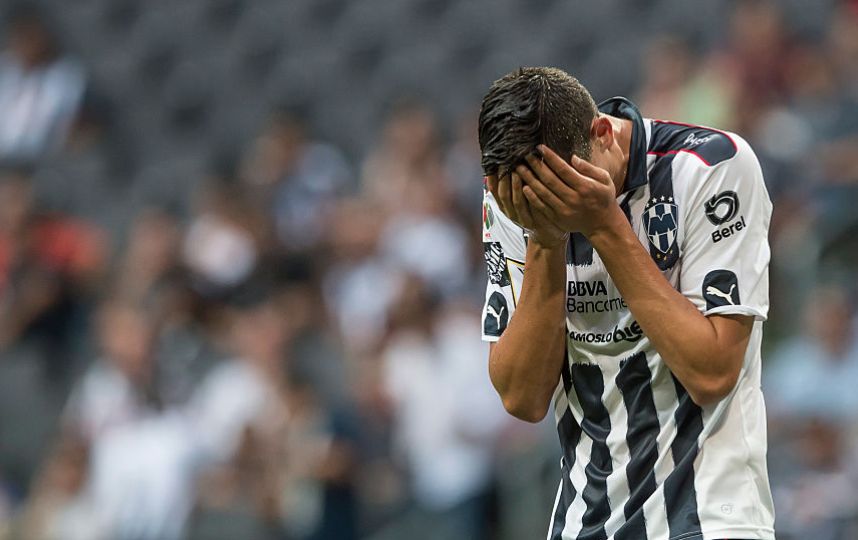 César Montes fue llevado al hospital por perder la visión en un ojo