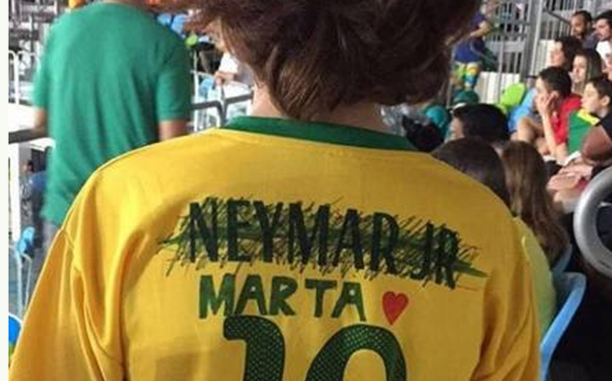 Niño cambia de ídolo, tacha el nombre de Neymar de su camiseta y pone el de Marta
