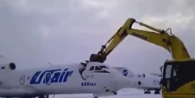 Un hombre destruye un avión al enterarse que fue despedido