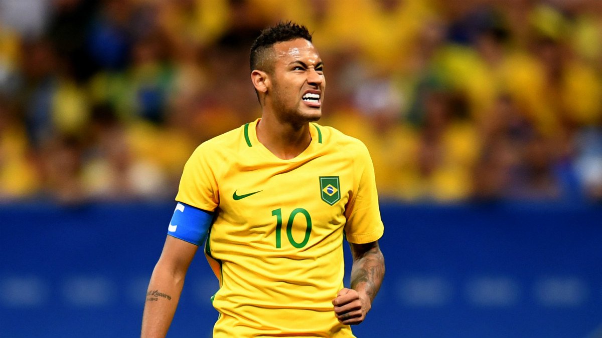 Pequeño aficionado tacha el nombre de Neymar en su camiseta