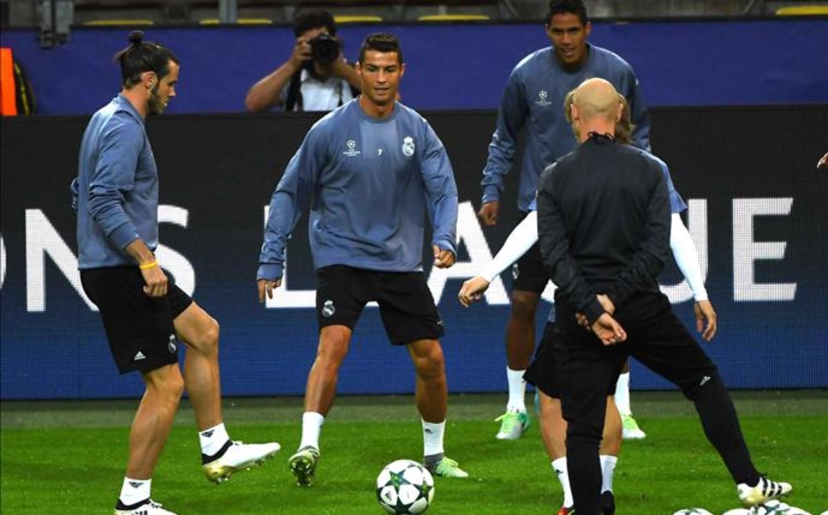 Cristiano Ronaldo recibe balonazo de James Rodríguez y enfurece (video)