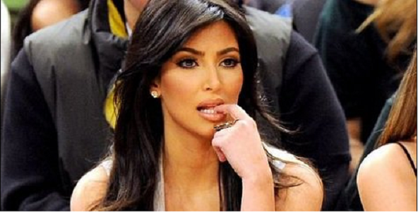 Hombre burla seguridad y besa el trasero de Kim Kardashian (video)