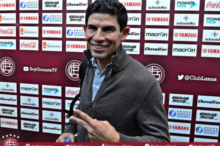 El campeón Lanús presentó a Jonny Magallón como su jugador