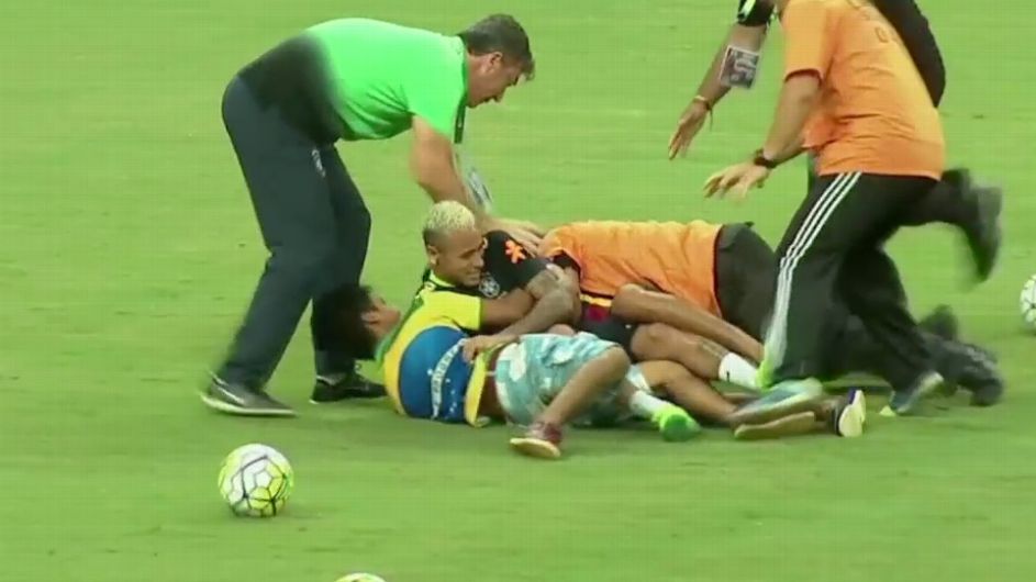 Aficionados taclean a Neymar en entrenamiento (video)