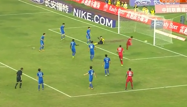 Futbolista chino falla de forma increíble sin portero y a un metro del arco (video)