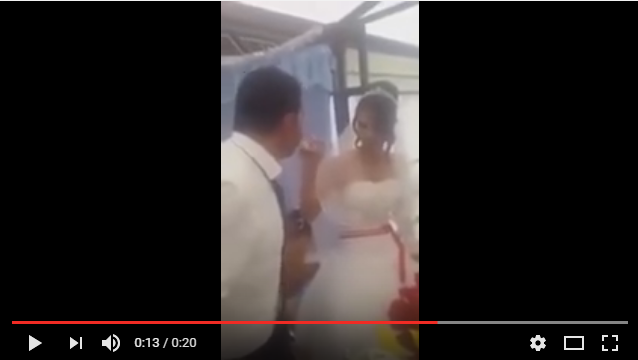 La violenta reacción de un novio durante su boda deja helada a la novia (video)