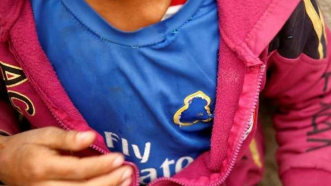 ISIS obliga a un niño a arrancarse el escudo del Real Madrid de su camiseta