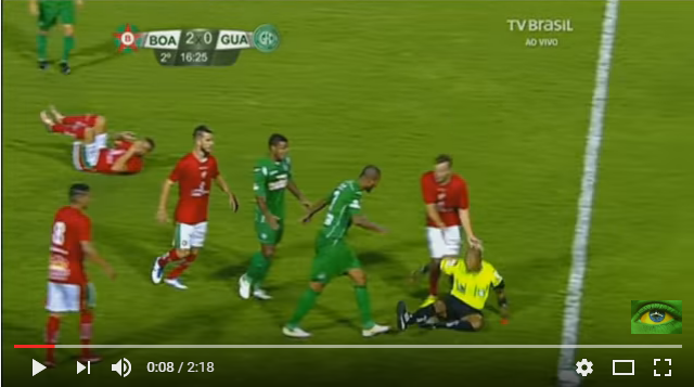 Jugador brasileño expulsado agrede al árbitro y compañeros (video)