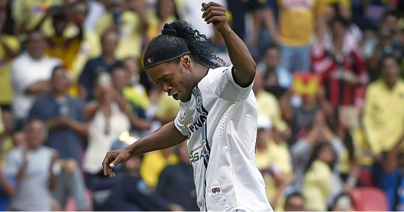 Ronaldinho se sube al carrito y festeja título con los Gallos Blancos