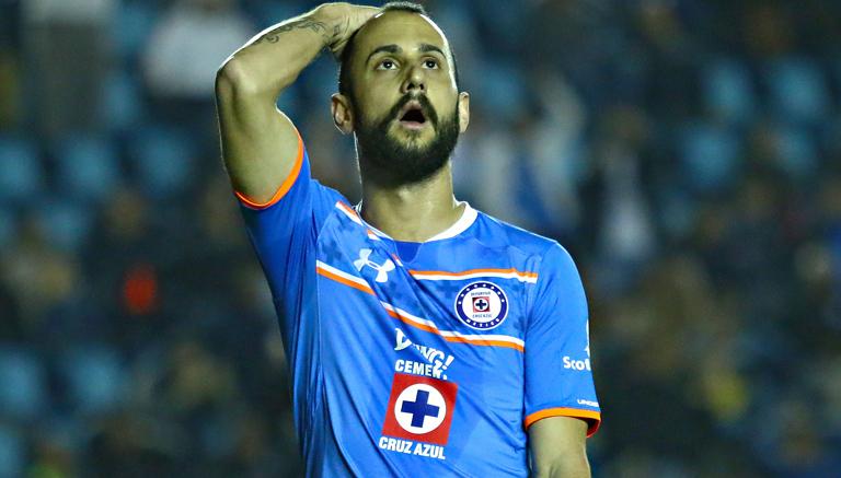 Víctor Vázquez vuelve a México y se reporta con Cruz Azul