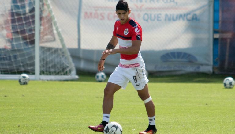 El gol de fantasía de Alan Pulido en un entrenamiento de Chivas (video)