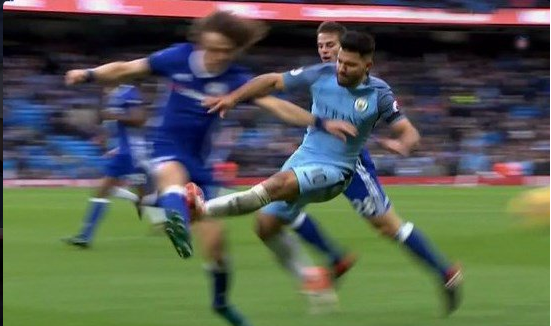 La brutal entrada de Sergio Agüero sobre David Luiz, que le cuesta un largo castigo (video)