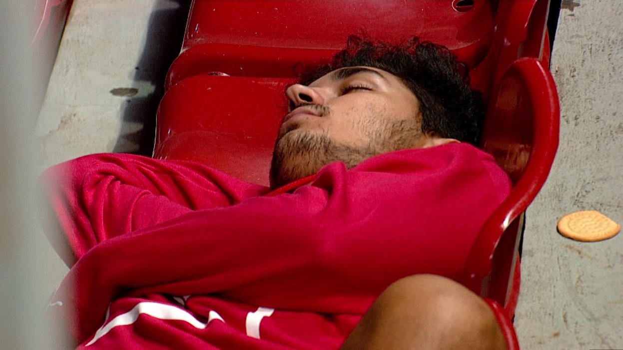Captaron a Cecilio Domínguez dormido durante el Independiente-Gimnasia