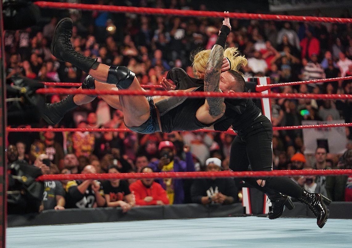 Randy Orton aplicó RKO a Beth Phoenix