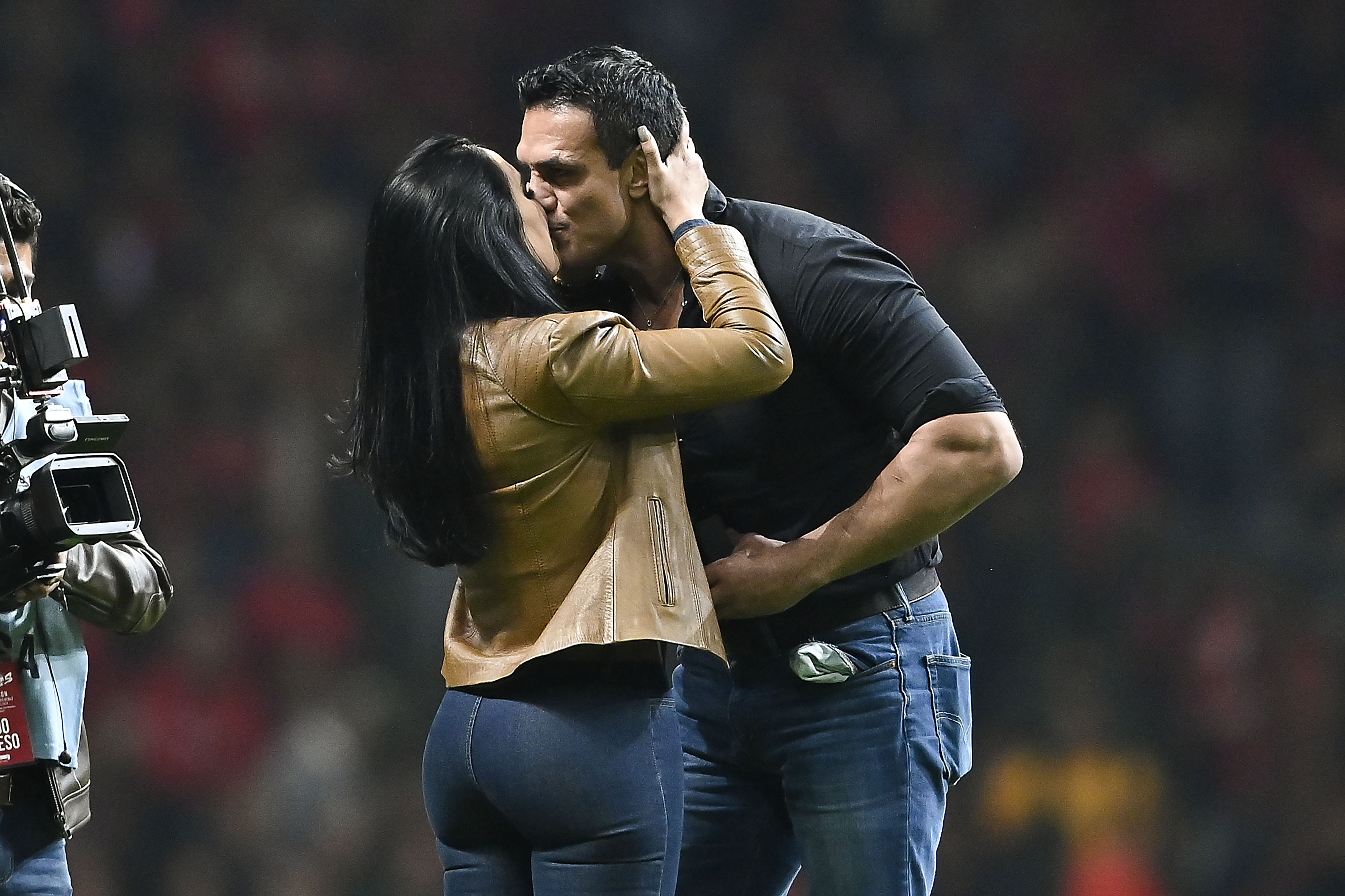 Alberto del Río entregó anillo de compromiso desde el Estadio Nemesio Diez