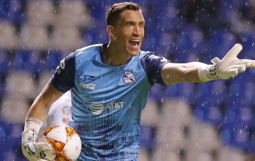 Nicolás Vikonis carga en redes sociales contra el Puebla, equipo donde el juega
