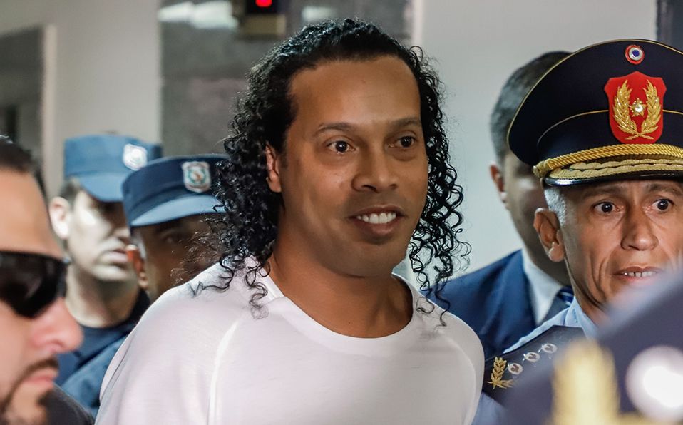 Ronaldinho presumió a su delantero de equipo con video desde prisión