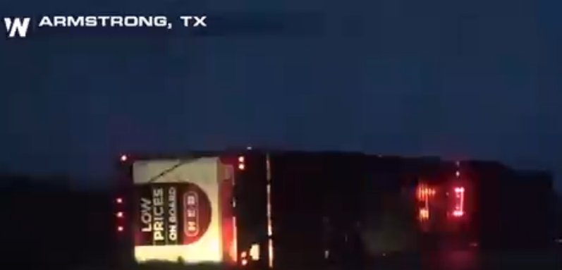 Huracán Hanna derriba tráiler de supermercado cerca de Armstrong, Texas (VIDEO)
