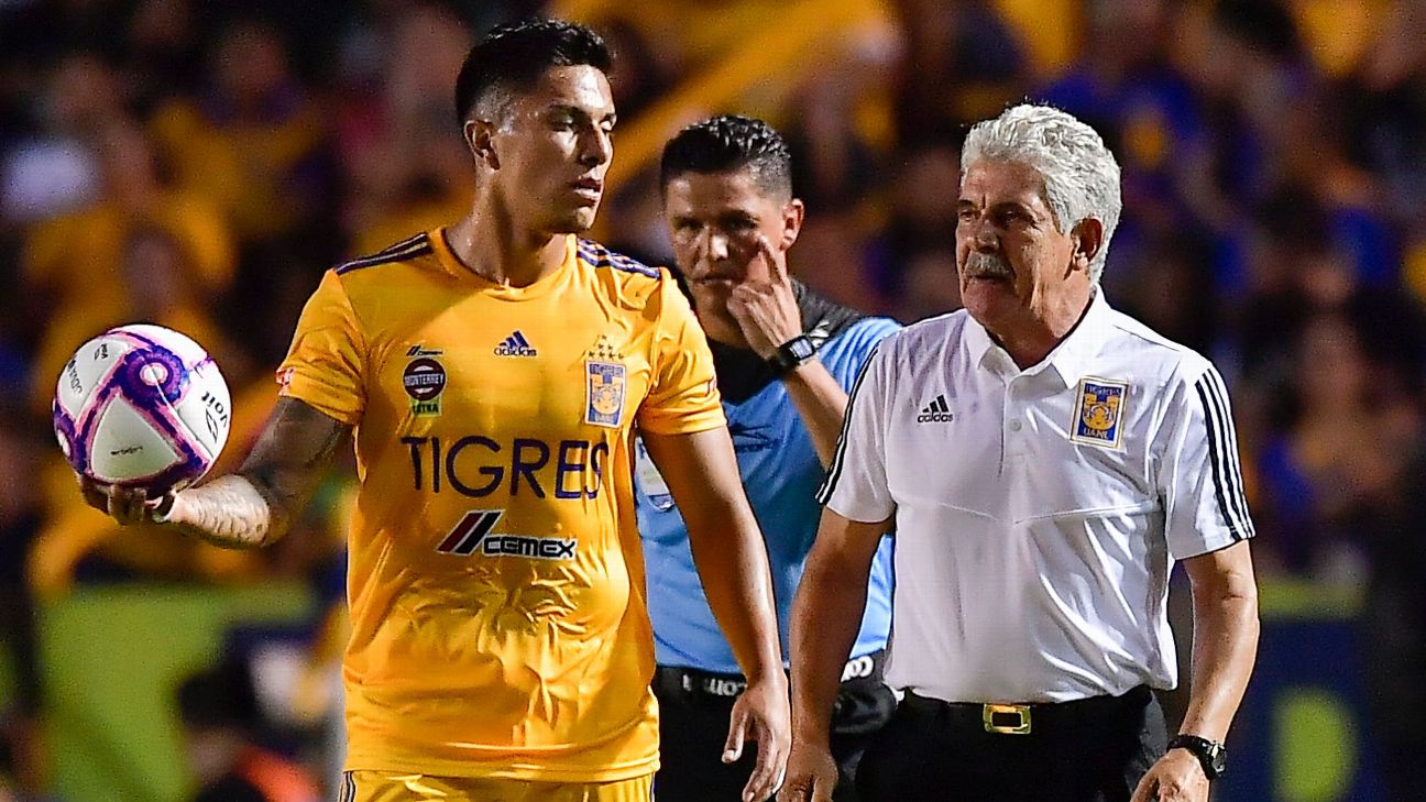 Aficionados explotan con Carlos Salcedo y Ricardo Ferretti por empate de Tigres ante Pachuca