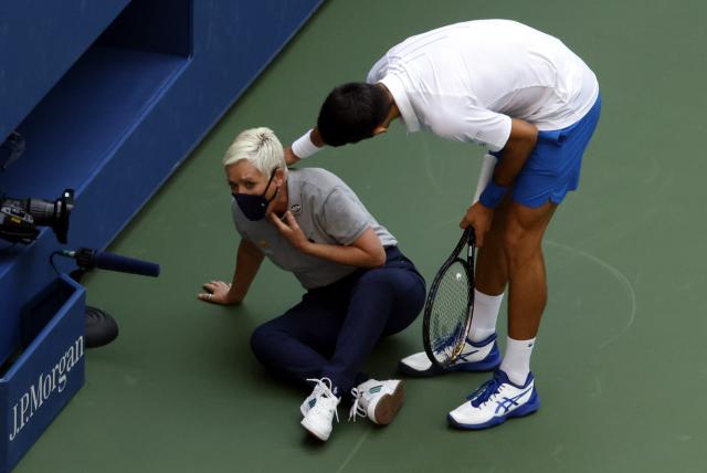 Novan Djokovic descalificado del US Open por dar pelotazo a jueza de línea (VIDEO)