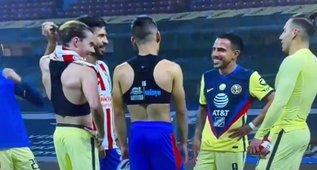 Aficionados de Chivas explotan contra Oribe Peralta en redes tras reírse con jugadores del América al terminar Clásico Nacional