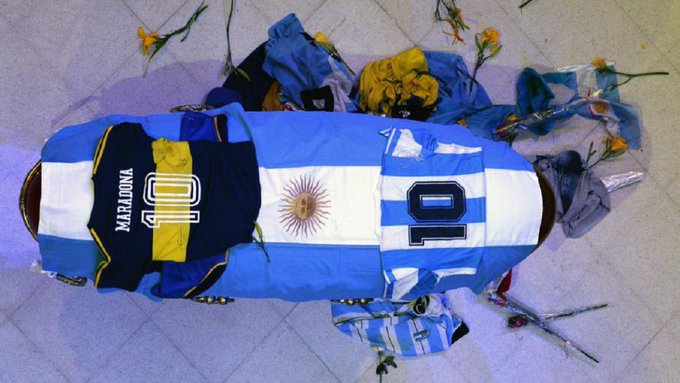 Repudian exhibición de fotografías al cadáver de Maradona