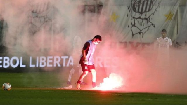 Copa Libertadores: Aterrizan bengalas en el Santos-Boca Juniors