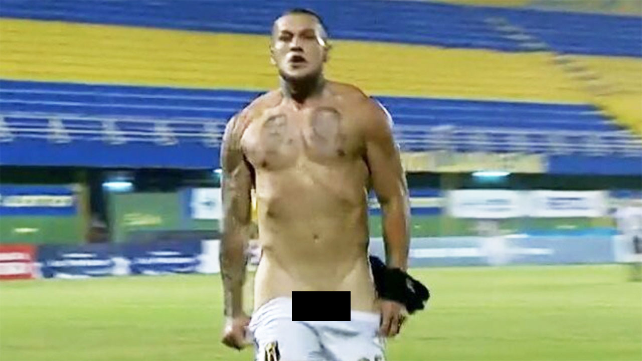 Futbolista paraguayo recibirá castigo por ‘semidesnudarse’ en pleno festejo