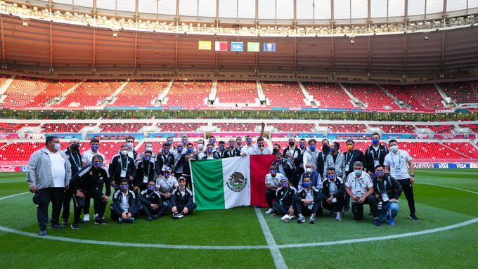 ¿A limpiar el desorden? Pizarro y Guzmán posaron con bandera mexicana