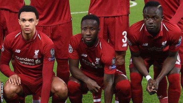 Jugadores del Liverpool sufrieron comentarios racistas