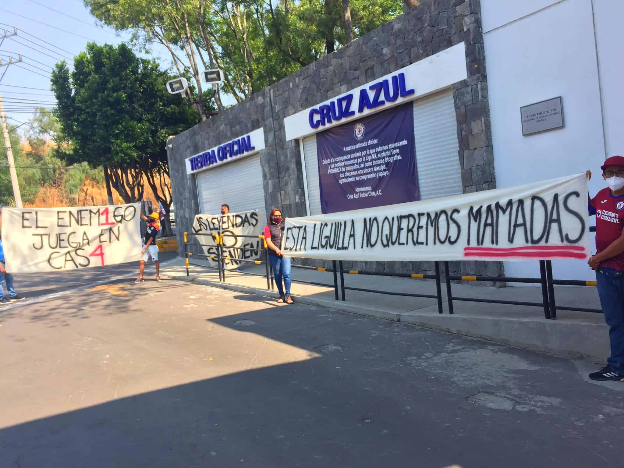 Aficionados tunden a Cruz Azul en La Noria