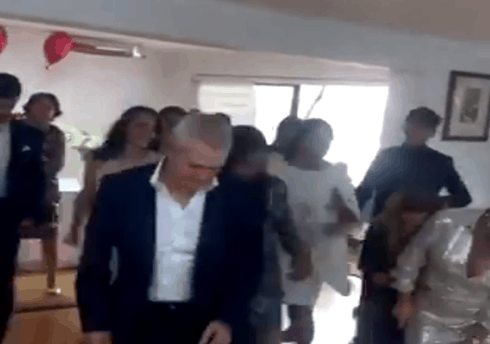 Sale a la luz video de Javier Aguirre bailando