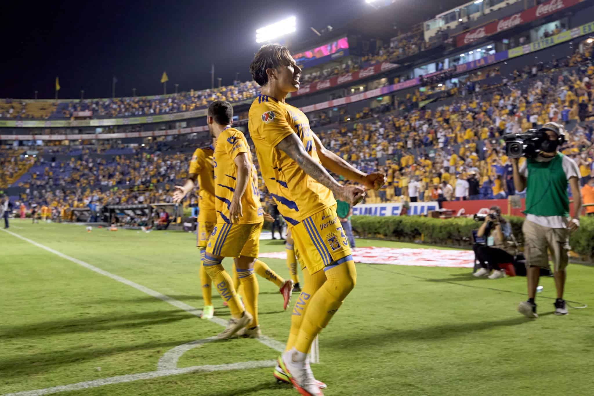 Carlos Salcedo niega su salida de Tigres